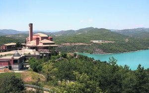 Panorámica del santuario que se alza sobre el pantano del Grado. Abajo, la familia Lozano-Asensio./