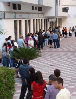 Cola a las puertas de la oficina del Servicio Andaluz de Empleo. /JOSELE-LANZA/