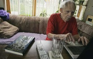 A punto de cumplir los 90 años, Frederik Pohl sigue fiel a su rutina diaria de escribir por profesión y devoción. / RUSSEL A. DANIELS/
