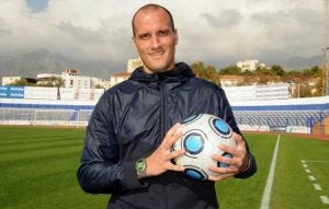 Soldevilla posa en el estadio Municipal de Marbella. / M. G./