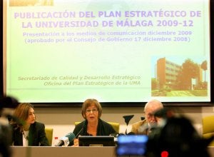 La rectora, Adelaida de la Calle, presentó el proyecto junto a la coordinadora del Plan Estratégico, Cristina Quintana, y el vicerrector responsable, Carlos Benavides. :: PEPE ORTEGA/