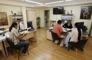 El consulado de Ecuador ha reforzado sus servicios en el último año con nuevos funcionarios. ::
SALVADOR
SALAS/