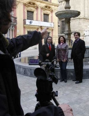 Rodaje en Málaga. Chaparro de Málaga, Contreras y Heisser, ayer en la plaza del Obispo. ::
ANTONIO SALAS/