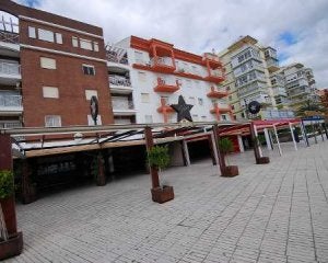 El Ayuntamiento retira las mesas y sillas de dos pubs en Torre del Mar por problemas de ruidos. ::
E. G./