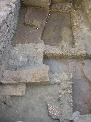 Altares de etapa fenicia y suelo de conchas, uno de los hallazgos más destacados de la intervención en calle Cister. :: FOTOGRAFÍAS: TALLER DE INVESTIGACIONES ARQUEOLÓGICAS/