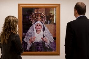 Irene Andessner recurre a material de embalaje para convertirse en la Virgen del Arte que retrata en esta serie de fotografías y en una video-proyección. :: ANTONIO SALAS/
