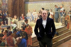 Alfredo Taján, ante una de las obras que se exponen en el Museo del Patrimonio, donde está la sede del IML. ::
ANTONIO SALAS/