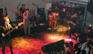Chris Navas, Javier Ojeda y Antonio Luis Gil, en primer término, durante el concierto. ::
R. C./