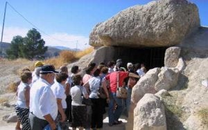 Miles de visitantes se acercan cada año al parque dolménico de Antequera. ::
A. FUENTES/