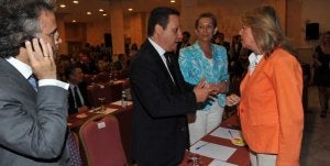 La alcaldesa intercambia impresiones con el delegado provincial de Obras Públicas, Vivienda y Ordenación del Territorio, en las jornadas del CIT del pasado martes. ::
J-LANZA/