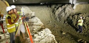 Técnicos en el primer túnel que se excava en la línea 1.:: ÁLVARO CABRERA/
