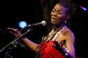 Concha Buika, de rojo pasión, ayer sobre el escenario del Cervantes. :: ANTONIO SALAS/