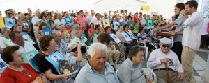 Vecinos de todas las edades mostraban fotografías de Ernesto Silva acompañadas de palabras como 'dignidad', 'lealtad' y 'honestidad'. :: ANTONIO SALAS/