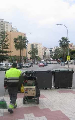 Contenedores en la avenida Isabel Manoja. ::
F.JIMÉNEZ/