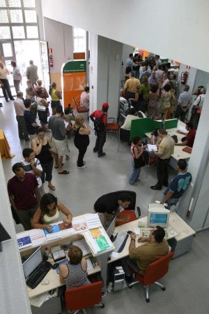 Los empresarios recurren a vías distintas al SAE para contratar. :: SUR/
