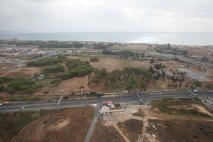 Imagen aérea del campamento Benítez captada ayer, en la que se aprecia el antiguo pórtico de entrada al acuartelamiento. :: SALVADOR SALAS/