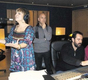 Pasión Vega, durante la grabación del tema central del filme. :: SUR/