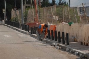 Operarios de la empresa concesionaria de las obras trabajaban en la instalación de los bolardos por la mañana y siguieron en el tajo por la tarde en una mediana en la zona este del recinto hospitalario. ::
JOSELE-LANZA/