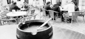 Humos. Las terrazas se han convertido en la salida para fumadores tras la aplicación de la normativa, aunque los empresarios hosteleros denuncian fuertes pérdidas. ::
J. F./
