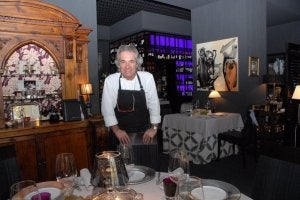 Carlos Oyarbide, en un rincón de su restaurante marbellí. :: SUR/