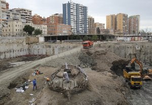 Los arqueólogos han actuado con precaución para procurar conservar la mayor parte del casco de la embarcación.:: Salvador Salas/