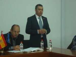 José Juan Jiménez López, de pie, tras ser elegido alcalde de La Viñuela . ::
A. PELÁEZ/