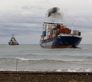 El portacontenedores 'K Wave', en el momento en que fue remolcado de vuelta a alta mar. :: ANTONIO SALAS/