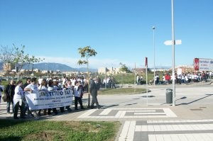 Los manifestantes piden un instituto y un nuevo colegio en una zona joven y en crecimiento. ::
SUR/