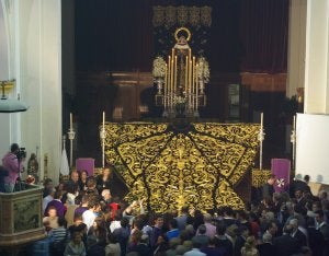 El manto de la Soledad de Mena fue presentado en el altar mayor de la parroquia de Santo Domingo. :: EDUARDO NIETO/