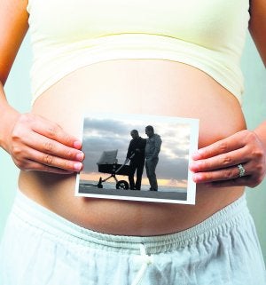 En la foto, Antonio, de la plataforma Son Nuestros Hijos, junto a su marido y su hija en una playa de San Diego (California) días después del nacimiento de la pequeña./