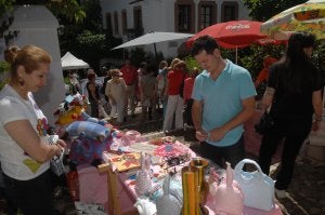 Las calles se llenaron de curiosos atraídos por el entorno y la variedad de productos que se ofrecían. ::
JOSELE-LANZA/