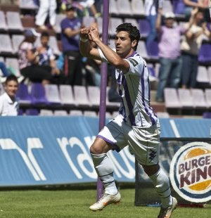 El delantero veleño Javi Guerra celebra uno de sus goles con el Valladolid. ::
MIGUEL ÁNGEL SANTOS/