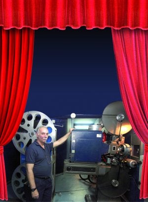 Simultáneo. El Alameda exhibe películas, en proyectores de hace 40 años, al mismo tiempo que ofrece teatro. :: ÁLVARO CABRERA/