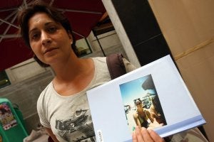 Sandra muestra una foto de la época en la que tenía sus pechos; ahora lleva dos almohadillas. :: A. CABRERA/