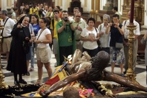 Los asistentes a un relevo de la guardia toman fotografías del Cristo de la Buena Muerte. :: JOSÉ CABALLERO/
