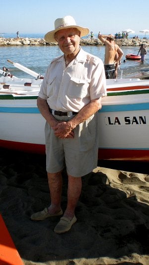 Julián Almoguera ha innovado en la construcción de jábegas. :: SUR/