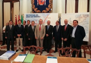 De la Torre, junto a empresarios malagueños y representantes municipales del litoral andaluz, reunidos hace unos días. :: ANTONIO SALAS/