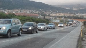 Las retenciones se originan en la hora punta de la mañana en el vial que va desde Alhaurín de la Torre hacia la segunda ronda. :: J. J. BUIZA/