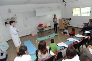 Participantes en el taller celebrado ayer en el hospital Costa del Sol. ::
JOSELE-LANZA/