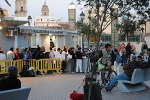 Cerca de mil personas acuden cada noche a por un bocadillo. :: SUR/