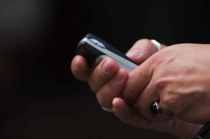 La mayoría de ayuntamientos han adoptado medidas para rebajar la factura de teléfono. :: SUR/
