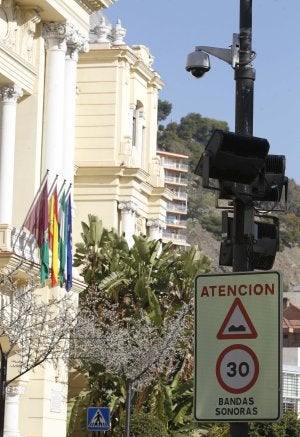 Las cámaras captan un ámbito mayor del permitido. :: SALVADOR SALAS/