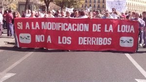 Los manifestantes piden un cambio de la LOUA para evitar el derribo de casas en el suelo no urbanizable. ::
SUR/