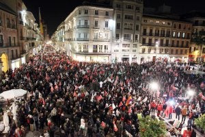 Cuando la cabeza de la manifestación llegó a la plaza de la Constitución, la cola aún estaba en la Alameda Principal y la marcha cubría toda calle Larios . ::
ANTONIO SALAS/
