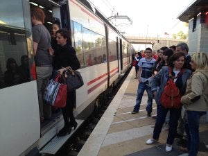 Los trenes llegaban llenos a Plaza Mayor después de recoger viajeros desde Fuengirola, Benalmádena y Torremolinos. :: SALVADOR SALAS/