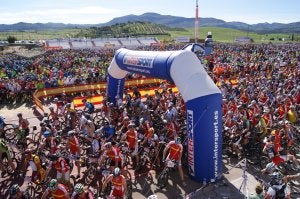 El general jefe de la Brigada de la Legión, Juan Jesús Leza, dio el pistoletazo de salida a los ciclistas y duatletas, a las 10.30 horas, y a los marchadores, a las 11.00 horas, en la Ciudad Deportiva de Ronda. :: V. MELGAR/