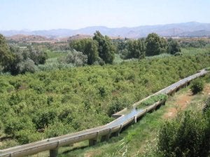 Antigua acequia de riego a su paso por el término municipal de Cártama. ::
SUR/