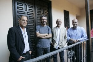 El director del Aula de Cultura SUR, Pablo Aranda, ayer junto a Txema Rodríguez, Pablo Juliá y Fernando González. :: Jaime Gallardo/