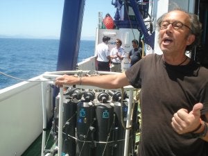 Un técnico muestra el aparato para analizar el agua. :: G. Villalobos/