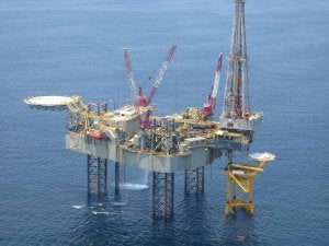 Modelo de plataforma semisumergible que Repsol pretende utilizar en los sondeos. :: SUR/